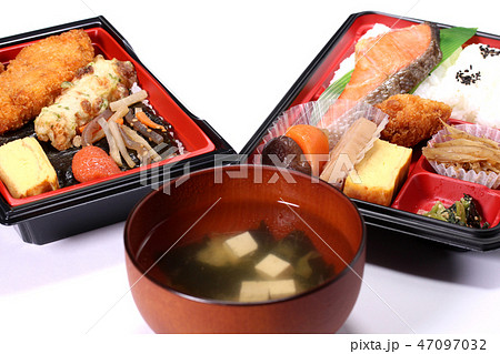 幕の内弁当と海苔弁当 47097032