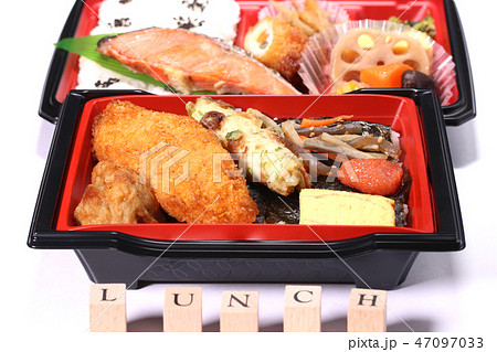 幕の内弁当と海苔弁当 47097033