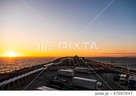 東京湾 朝焼けに染まる海ほたるの写真素材