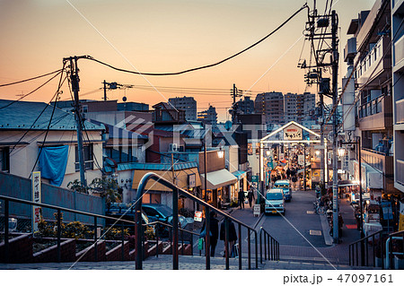 夕暮れの夕焼けだんだん　谷中銀座 47097161