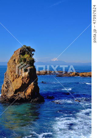 立石海岸から見る青い海と富士山 47097624