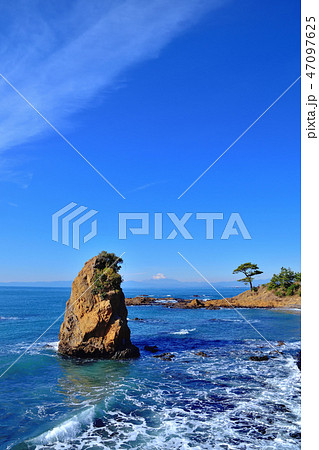 立石海岸から見る青い海と富士山 47097625