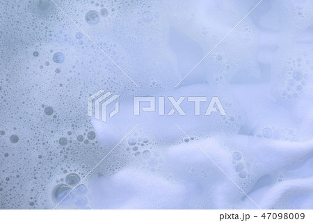 Soak a white cloth before washing Soak a white cloth before washing 47098009