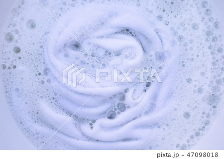 Soak a white cloth before washing Soak a white cloth before washing 47098018