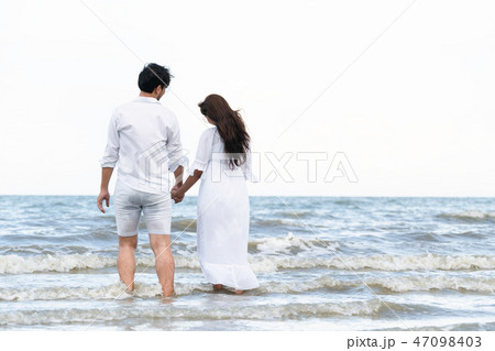 Couple going honeymoon on tropical beach in summer Couple going honeymoon on tropical beach in summer 47098403