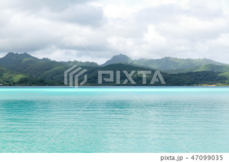 lagoon and mountains in french polynesia 47099035