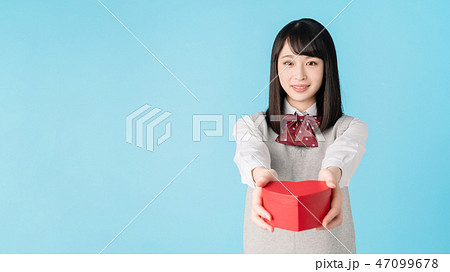 ハートを渡す女子高生 ハートを渡す女子高生 47099678