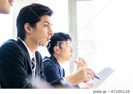 セミナー受講中の男性会社員　ビジネスイメージ 47100116