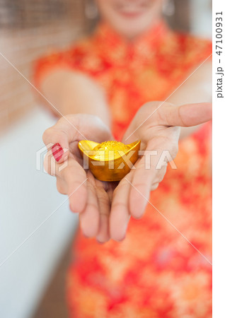 Women give gifts in the Chinese New Year festival. Women give gifts in the Chinese New Year festival. 47100931