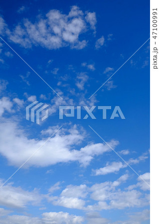 青空と白い雲 47100991