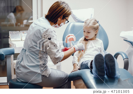 Cute little girl sitting in the dentist's office 47101305