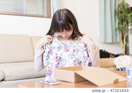 若い女性 若い女性 47101630