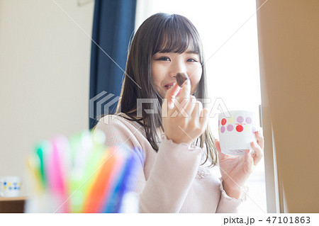 若い女性 47101863