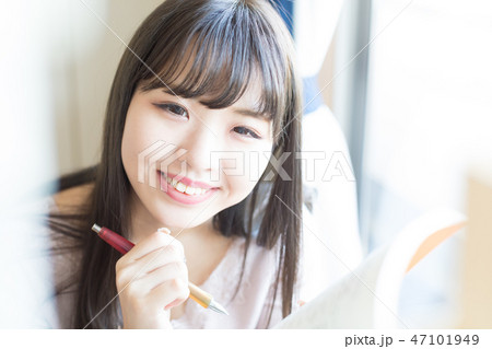 勉強する女性 勉強する女性 47101949