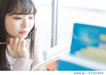 勉強する女性 勉強する女性 47101950