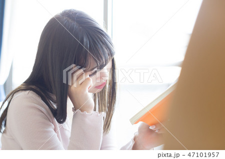 勉強する女性 勉強する女性 47101957