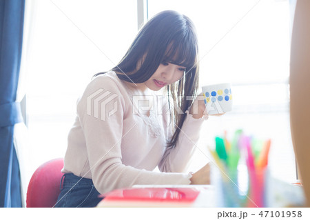 勉強する女性 勉強する女性 47101958