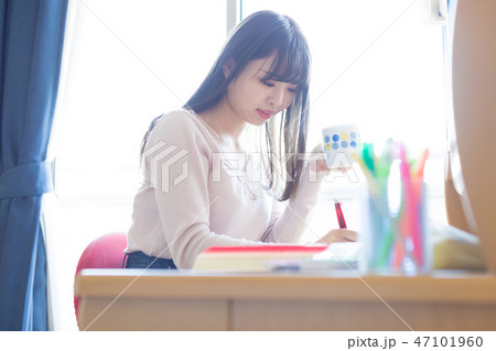 勉強する女性 47101960