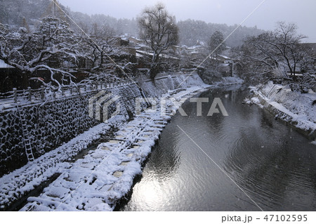 日本の冬 雪に煙る飛騨の街並み 飛騨高山 日本の冬 雪に煙る飛騨の街並み 飛騨高山 47102595