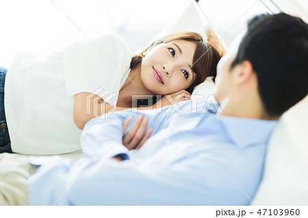 夫婦　新婚　カップル　家族　ライフスタイル 47103960