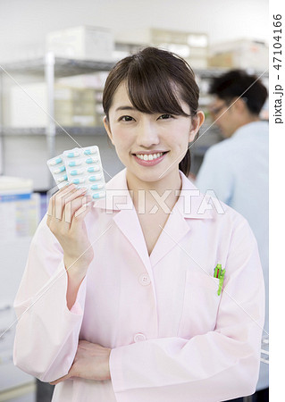 調剤　薬剤師　医療イメージ　錠剤を持つ薬剤師女性　ポートレート 47104166