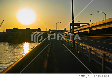 鶴見大橋の夕景 47104483