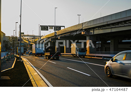 夕方の産業道路と首都高速神奈川1号横羽線 47104487