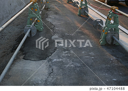 工事中のアスファルト歩道 47104488