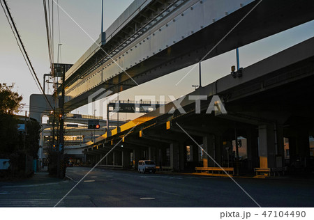 夕方の産業道路と首都高速神奈川1号横羽線 夕方の産業道路と首都高速神奈川1号横羽線 47104490