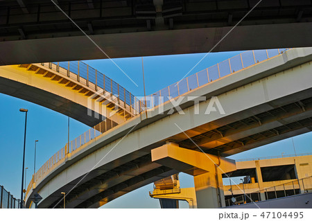 夕方の首都高速神奈川1号横羽線の生麦ジャンクション 47104495