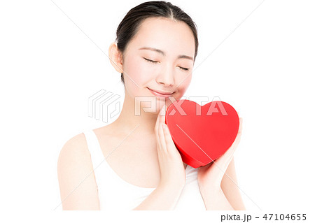 ハートを持つ女性 47104655