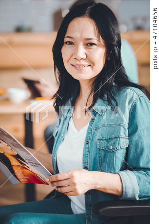 Attractive business woman in a cafe 47104656
