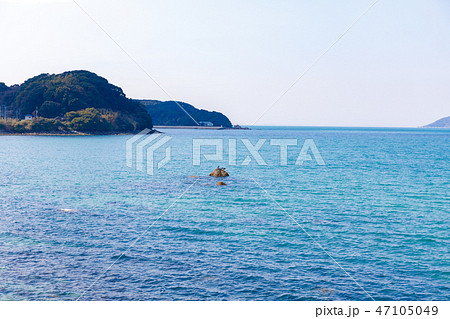 糸島の海岸　早春の波打ち際　福井パーキングからの眺め 47105049