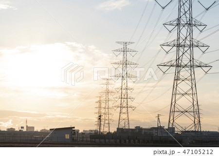 電力　鉄塔　ライフライン　早朝　朝 47105212