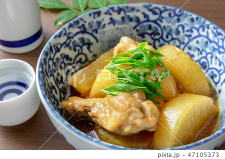 鶏肉と大根の煮物料理 47105373
