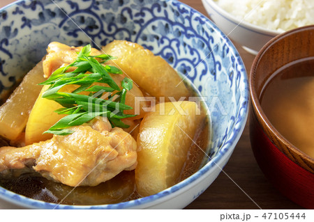 鶏肉と大根の煮物料理 47105444