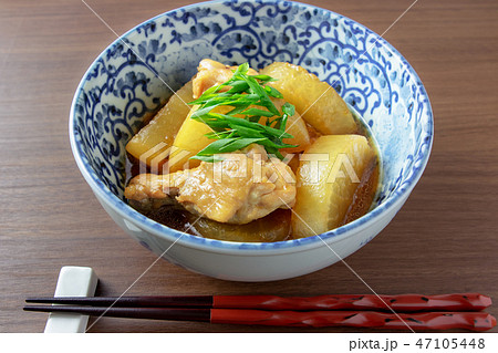 鶏肉と大根の煮物料理 47105448