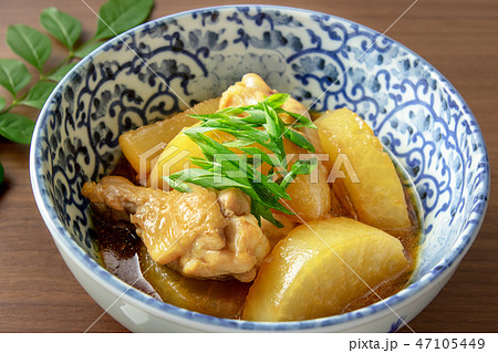 鶏肉と大根の煮物料理 47105449