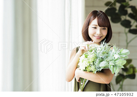 女性 花 花束 ボタニカル フラワーアレンジメント かわいいの写真素材