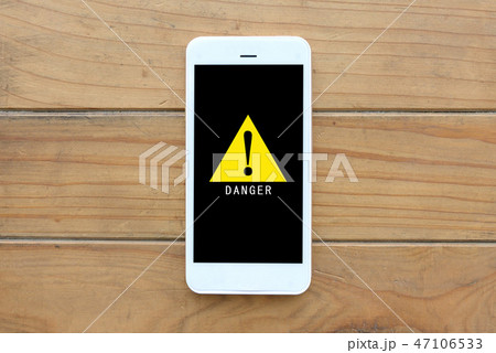 スマホと危険マーク スマホと危険マーク 47106533