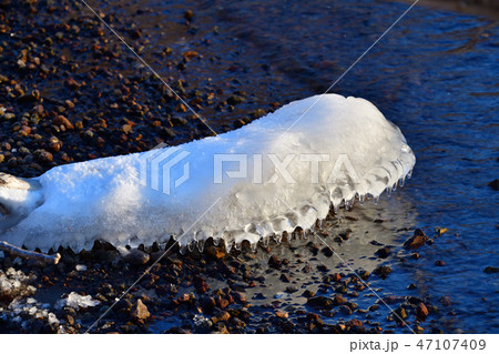 早朝の北海道千歳市支笏湖畔の冬の風景を撮影 47107409