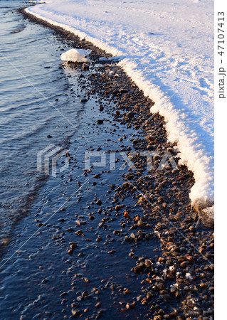 早朝の北海道千歳市支笏湖畔の冬の風景を撮影 早朝の北海道千歳市支笏湖畔の冬の風景を撮影 47107413