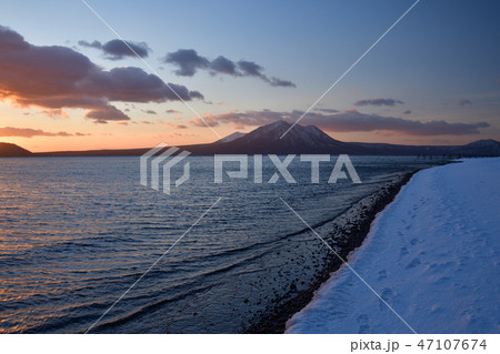 早朝の北海道千歳市支笏湖畔と風不死岳の冬の風景を撮影 47107674