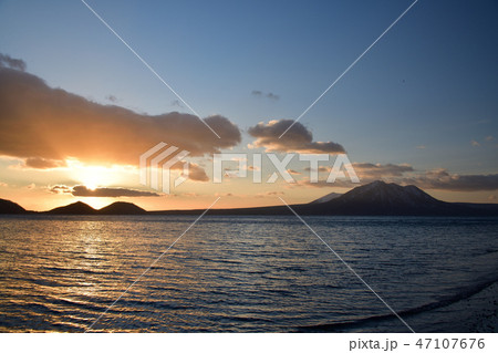 早朝の北海道千歳市支笏湖畔と風不死岳の冬の風景を撮影 早朝の北海道千歳市支笏湖畔と風不死岳の冬の風景を撮影 47107676