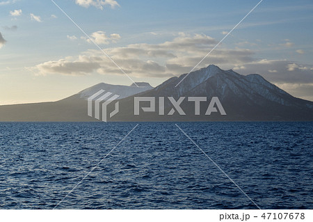 早朝の北海道千歳市支笏湖畔と風不死岳の冬の風景を撮影 47107678