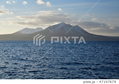 早朝の北海道千歳市支笏湖畔と風不死岳の冬の風景を撮影 47107679