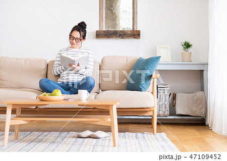若い女性(読書) 若い女性(読書) 47109452