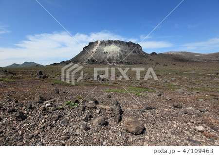 火口縁より眺望する樽前山・山頂溶岩ドーム（溶岩円頂丘） 47109463