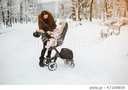 Mother with daughter Mother with daughter 47109809