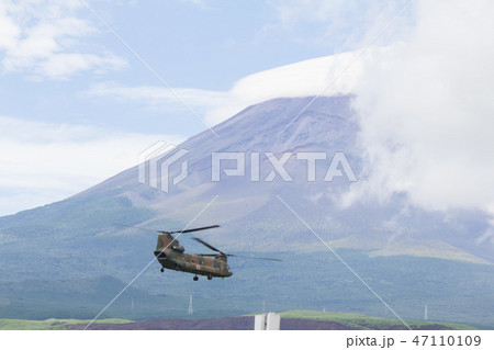 富士山とチヌーク大型輸送ヘリ 47110109
